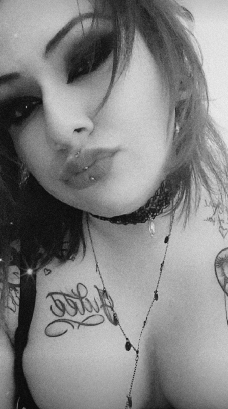 Alysin Chainz (@alysinchainz) onlyfans model from South Dakota picture wearing a tattoo