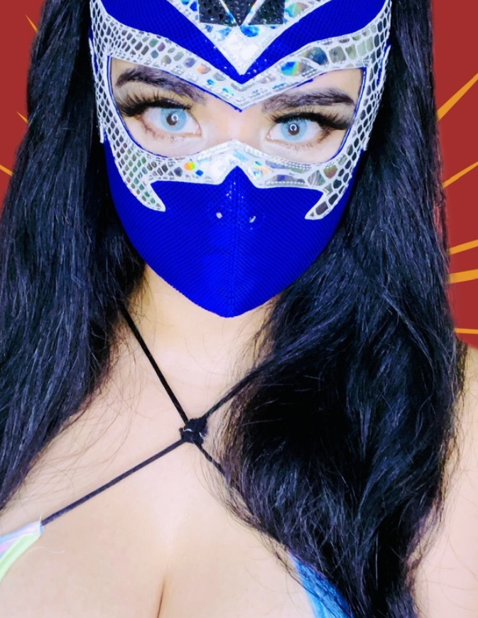 Das Foto von Mysstique a Wrestler OnlyFans trägt eine Maske