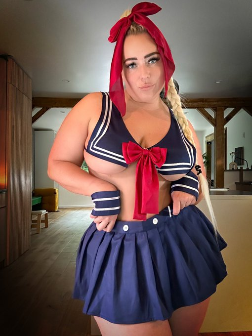 Dina Margret Brenci @sweetmargs OnlyFans Modèle Photo sexy portant un cosplay d'écolière