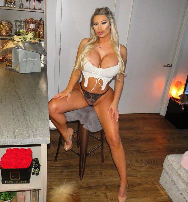 Sophie Dalzell @sdfree onlyfans model sexy photo sitting in stool