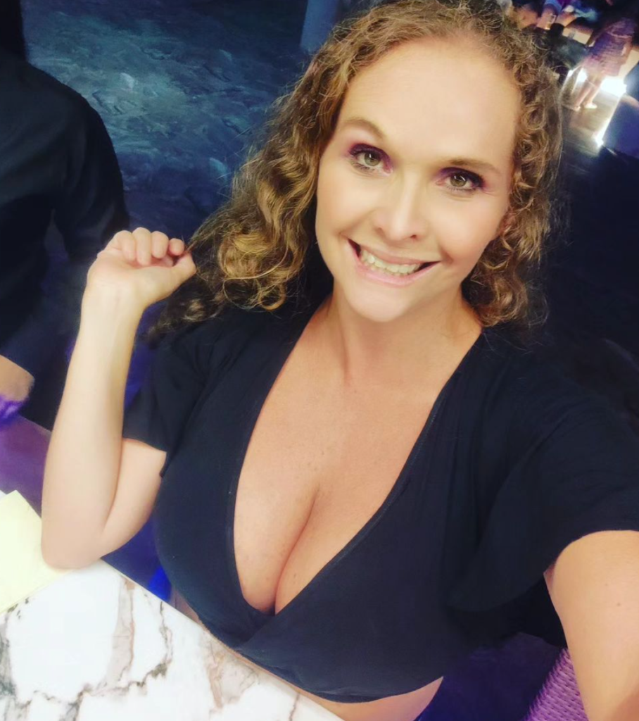 Diafrancis Salas @catifrita débloque une photo sexy du modèle montrant son décolleté sur un selfie