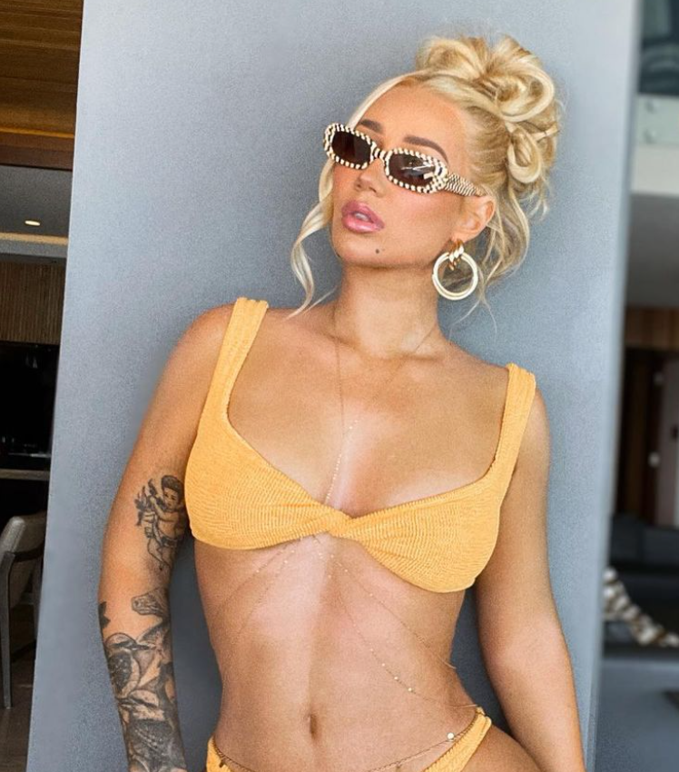 foto sexy della modella Iggy Azalea onlyfans che indossa in piedi un bikini giallo