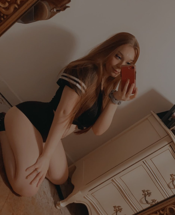 Kenzie K (@kexziexlove) Onlyfans Latvian model sexy Mirror shot in the bedroom
