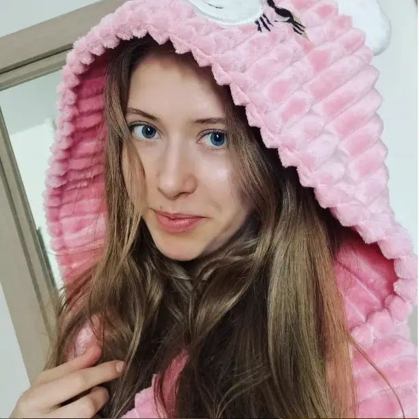 Katty_Dance (@katty_dance) Onlyfans latvian onesie pink cute brown hair
