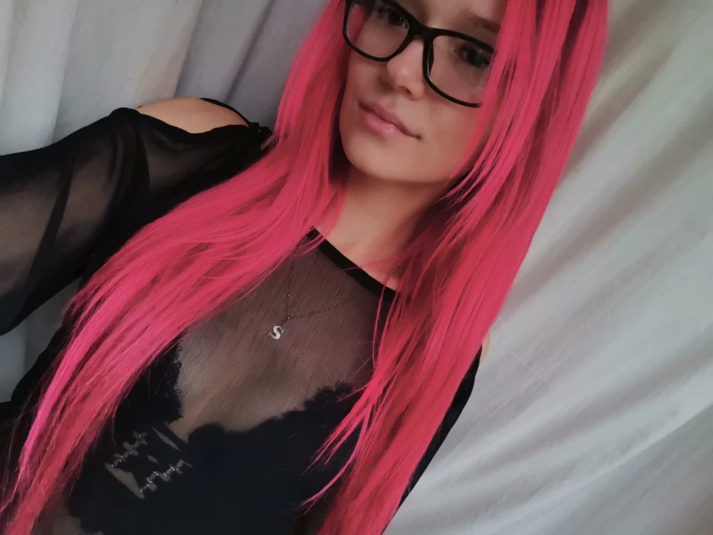 Foxy89 (@sweetfoxy89) Onlyfans latvian readhead wearing glasses black shirt