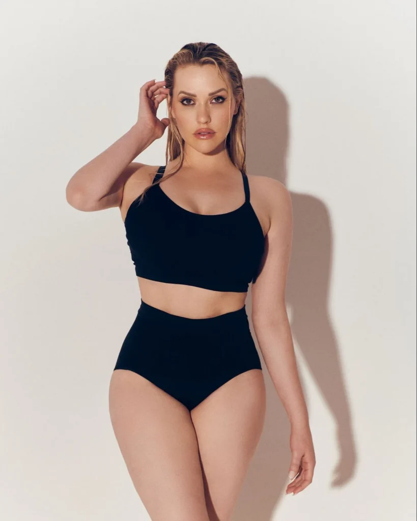 Mia Malkova (@miamalkova) TitFuck OnlyFans model sexy picture wearing black top